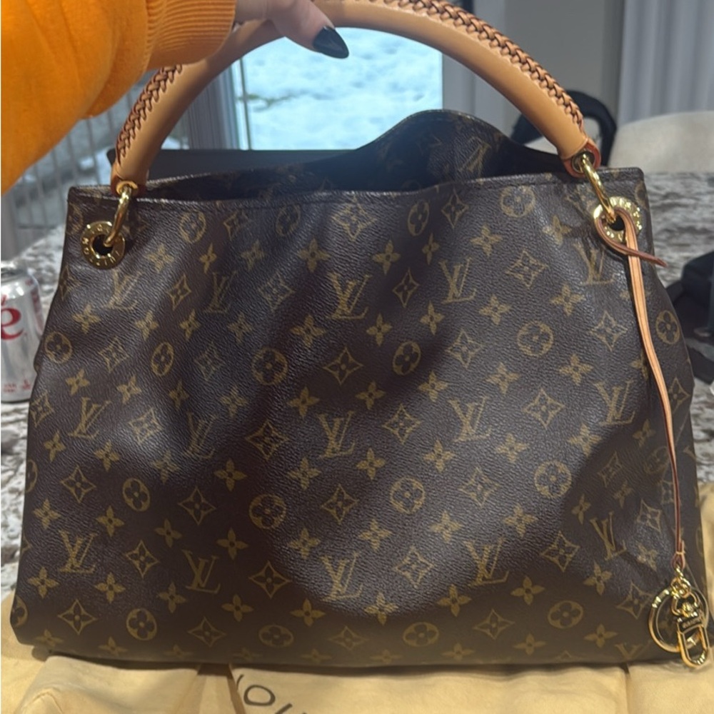 Louis Vuitton Artsy Monogram Handbag